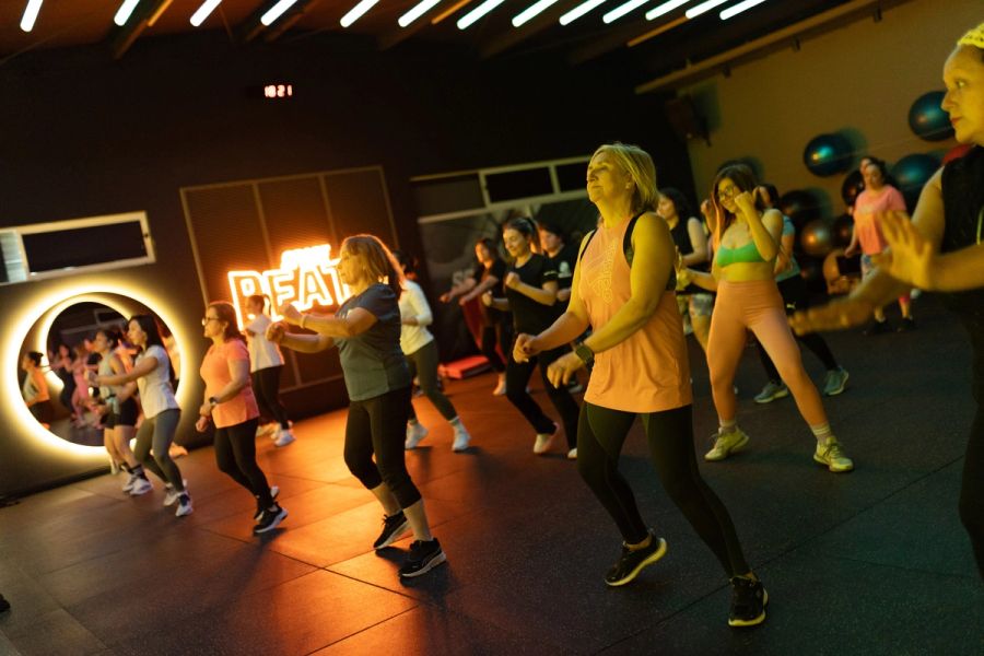 Socias sonriendo mientras bailan en la clase de Zumba de Nutre y Entrena Talca
