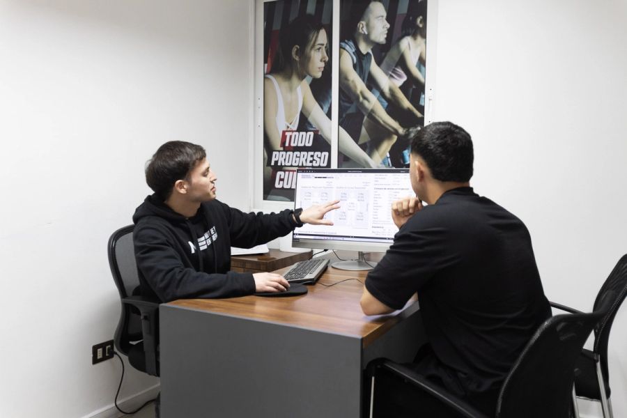 Profesional de Nutre y Entrena atendiendo a un socio en la sala de evaluaciones