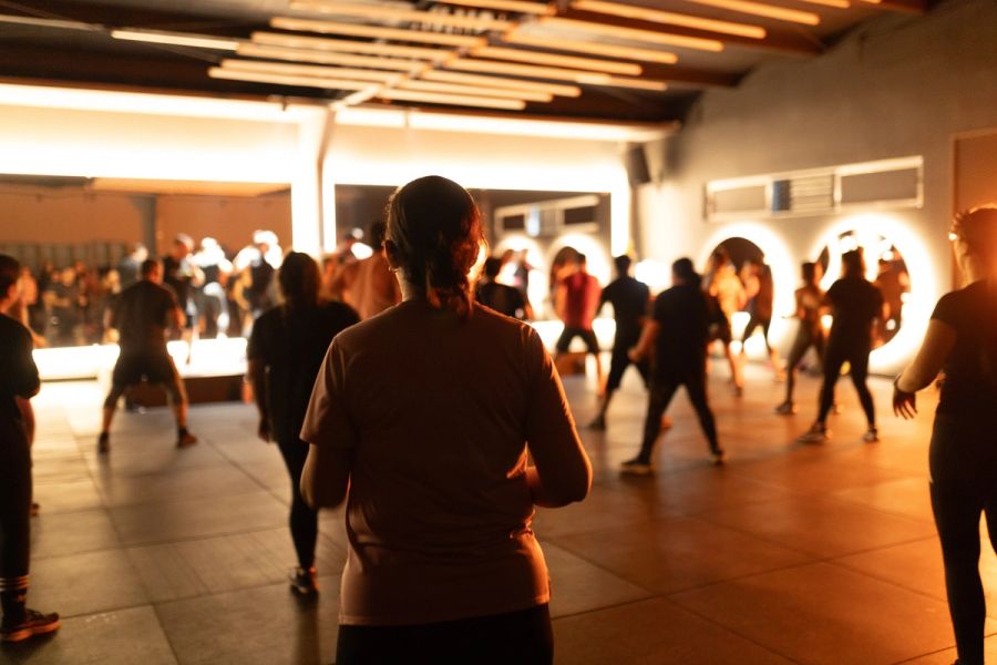 Clase de Funcional en la sala Beats con las luces encendidas y el grupo en movimiento