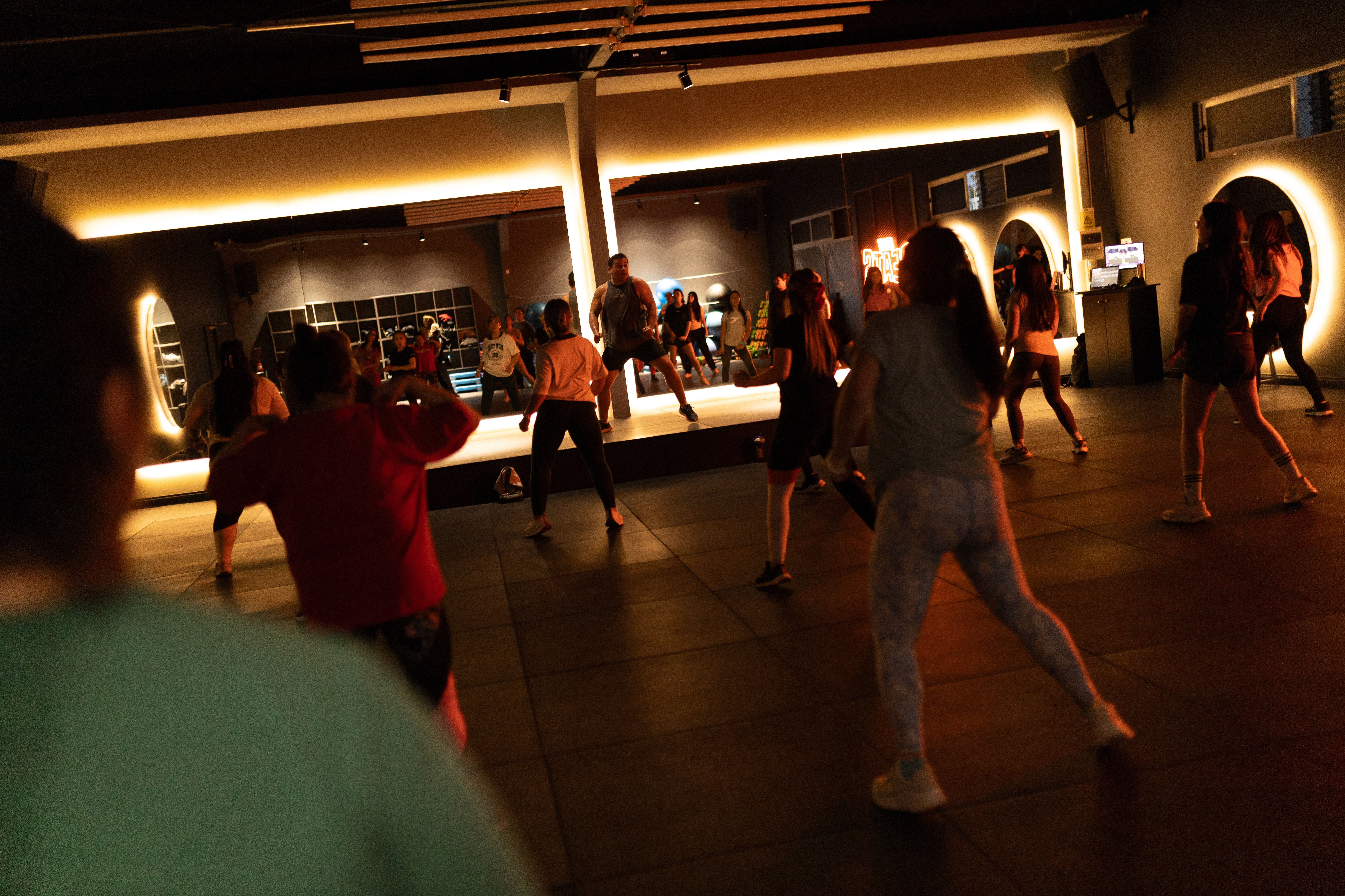 Clase de Zumba en la sala Space Beats de Nutre y Entrena Talca