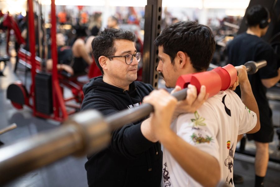 Kinesiólogo aplicando terapia manual en la sala habilitada de Nutre y Entrena