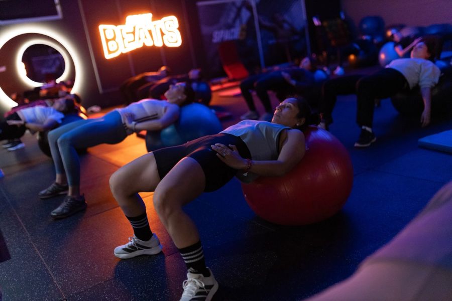 Alumnas en puente de cadera con la espalda apoyada en el balón de pilates