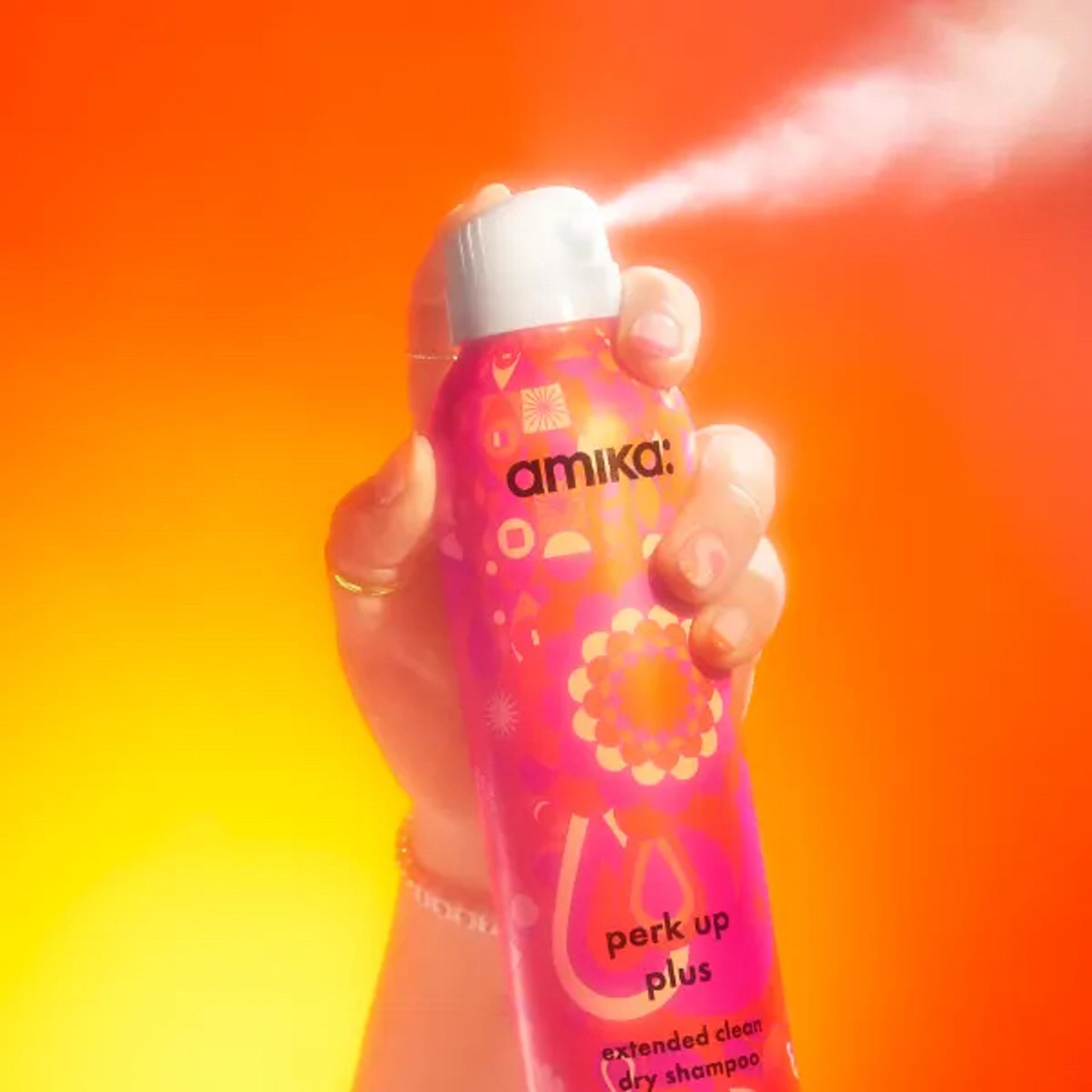 hand spraying perk up plus extended clean dry shampoo