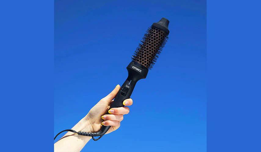 hand holding blowout babe thermal ionic brush