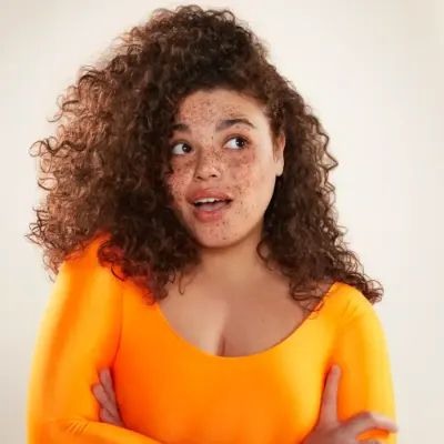 model with curly hair type