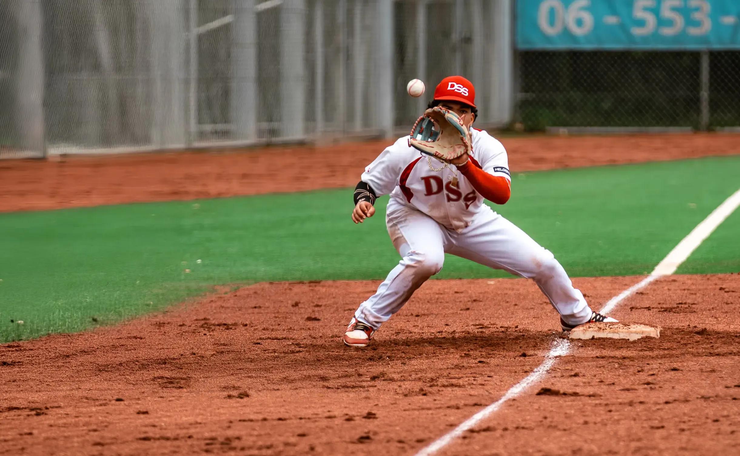 DSS U21-1 speler op het derde honk vangt de bal