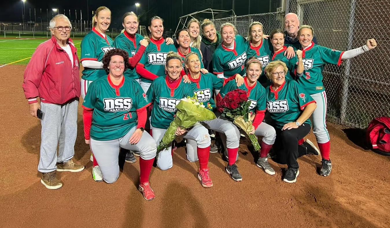 DSS Dames 1 Softbal viert het kampioenschap