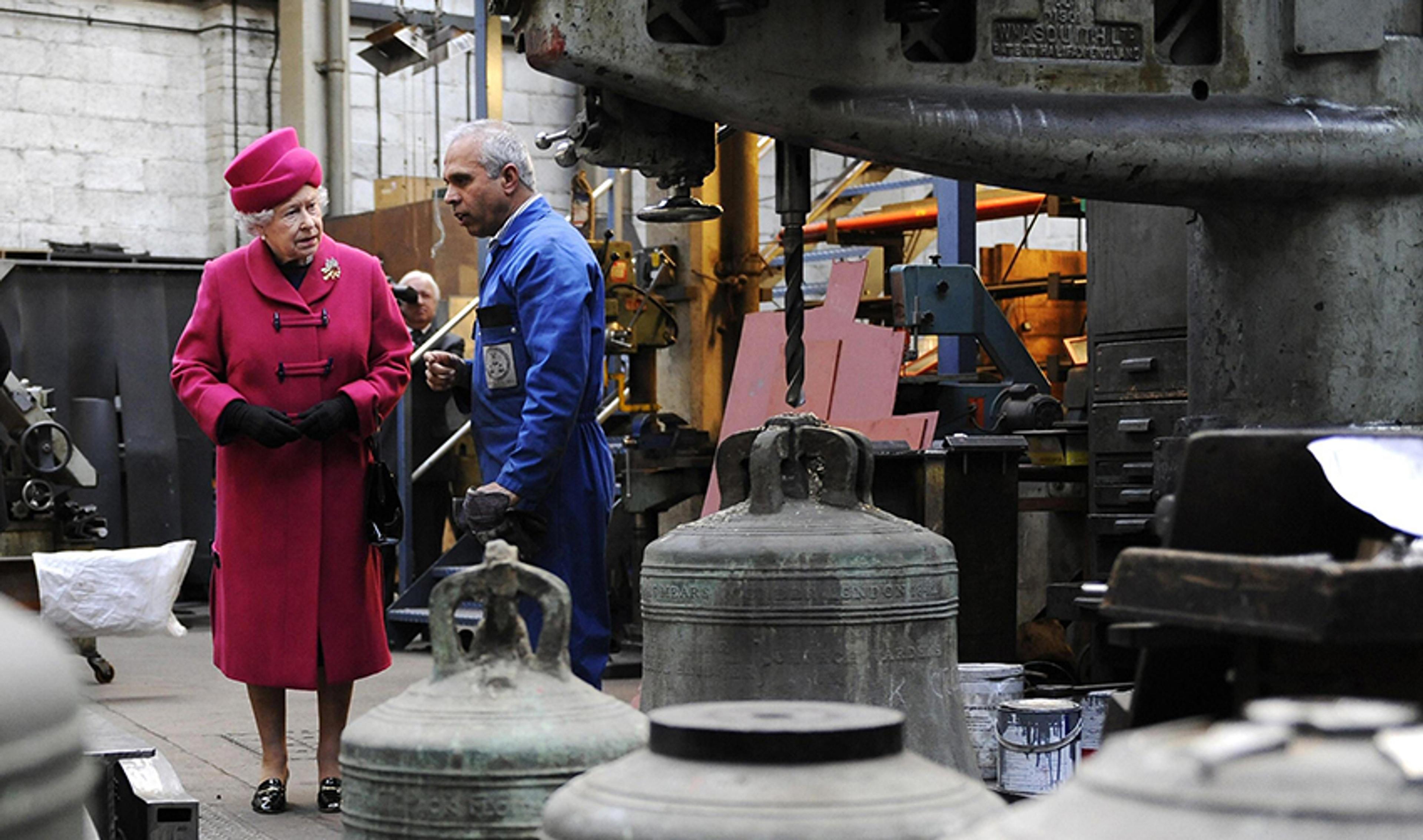Elizabeth II visits the bell foundry in 2009