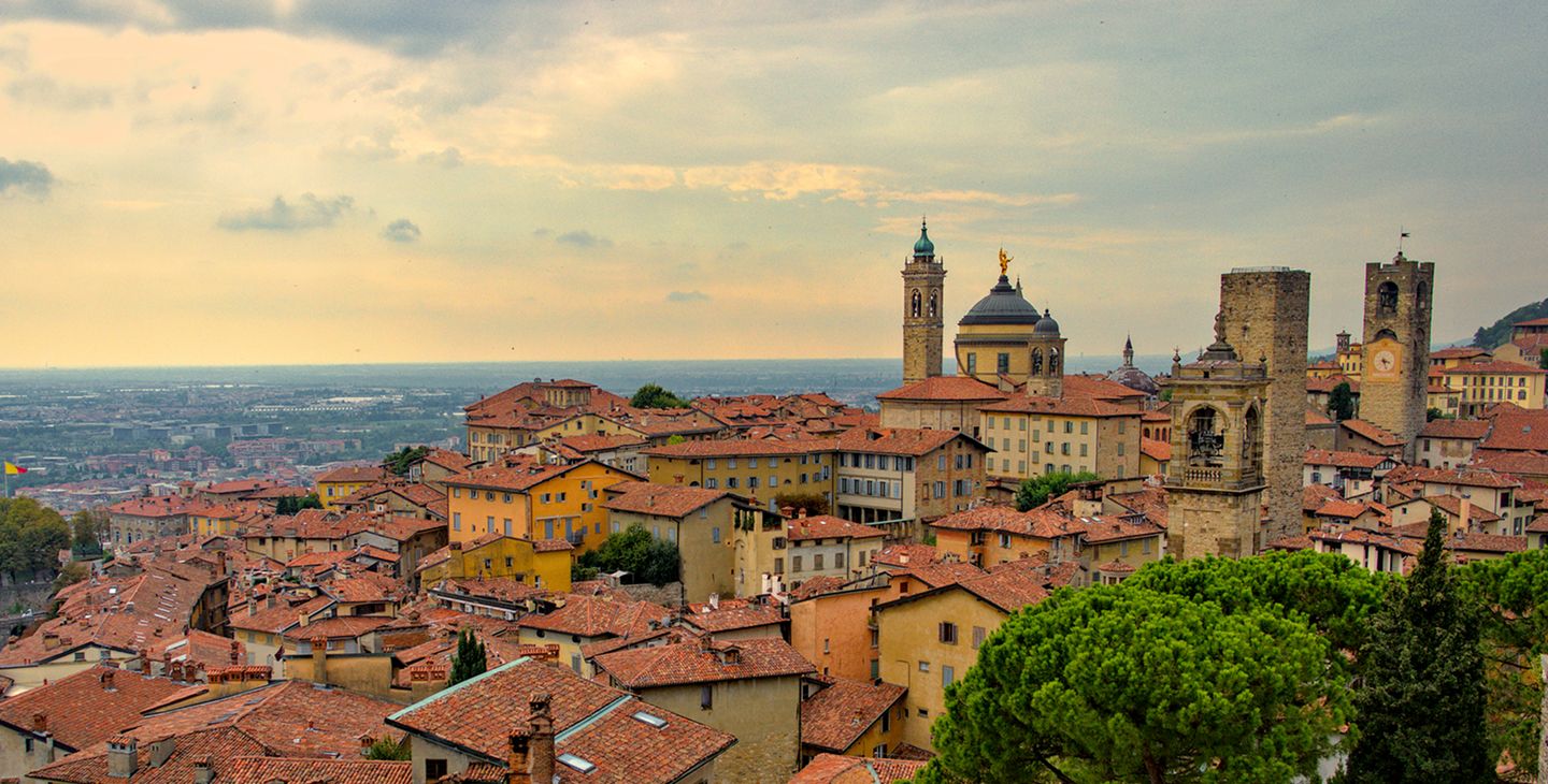 Scuola di Dialetto Bergamasco del Ducato di Piazza Pontida, luogo dedicato alla conservazione della lingua e delle tradizioni bergamasche, con attività culturali e didattiche.