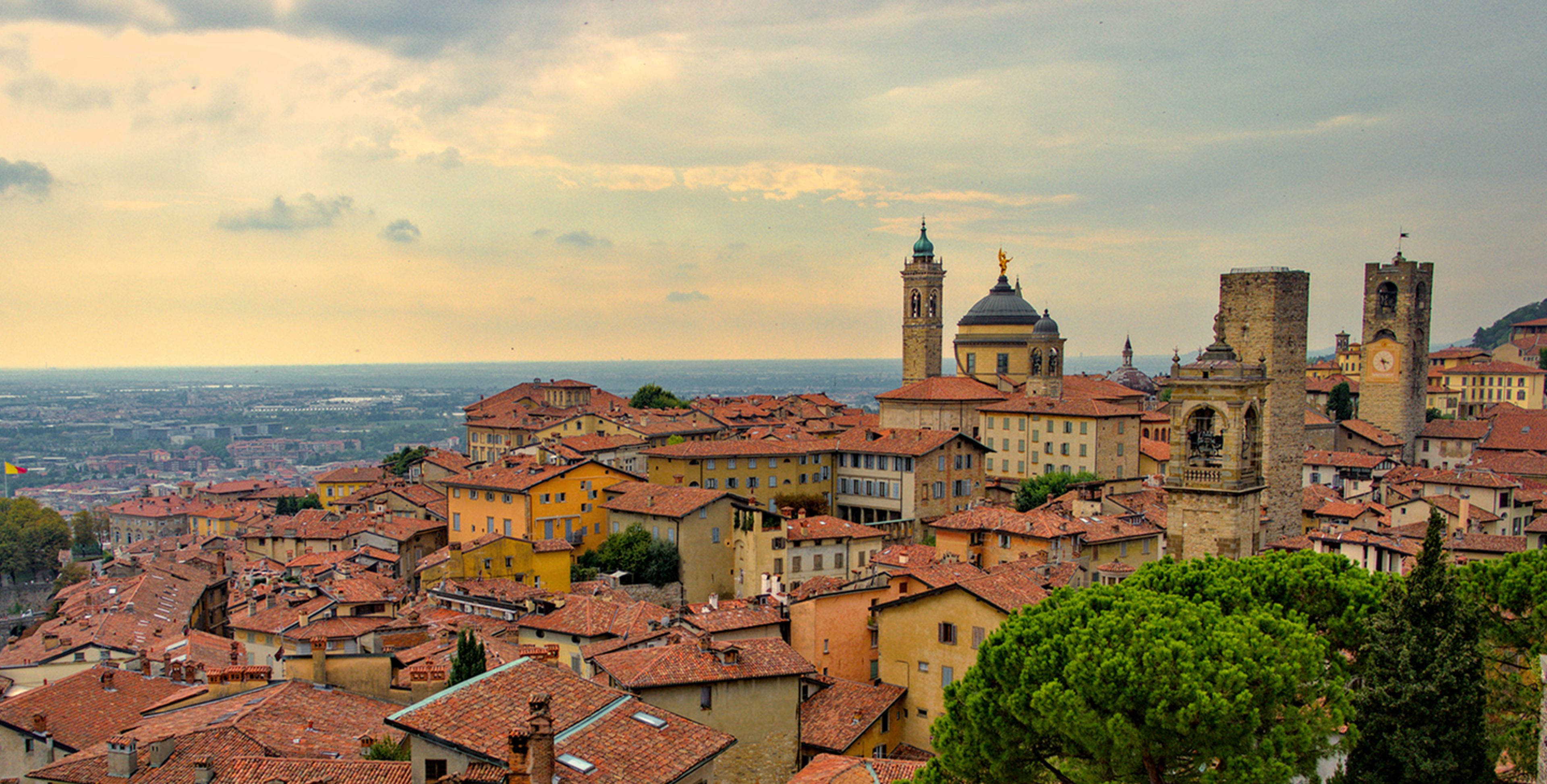 Scuola di Dialetto Bergamasco del Ducato di Piazza Pontida, luogo dedicato alla conservazione della lingua e delle tradizioni bergamasche, con attività culturali e didattiche.