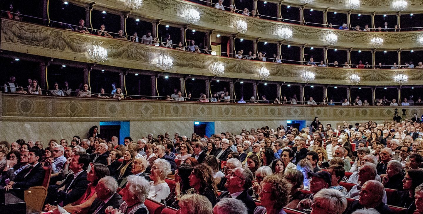 Discover the rich culture and traditions of the Ducato di Piazza Pontida in Bergamo. Explore the Mezza Quaresima, the International Folklore Festival, poems in the Bergamasque dialect, the Bergamasque/Italian and Italian/Bergamasque vocabulary, the Bergamasque Dialect School, and the Ducato Choir. A comprehensive overview of local festivals, music, language, and customs, to experience and deepen your understanding of the history and cultural heritage of the Bergamo area.