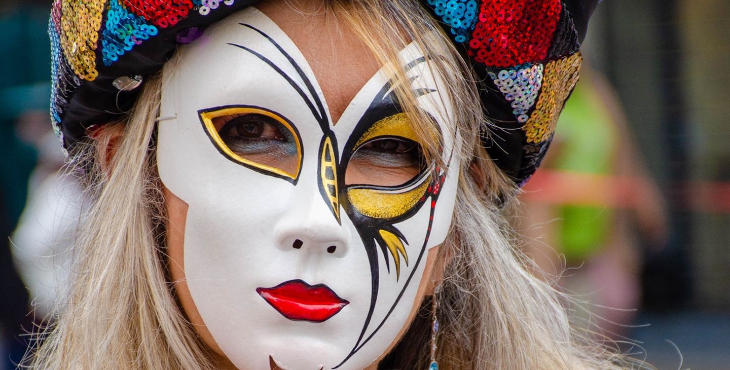 Vivi la Mezza Quaresima a Bergamo: sfilate colorate, maschere tradizionali e spettacoli folkloristici che celebrano una delle feste più antiche della città, organizzata con passione dal Ducato di Piazza Pontida.