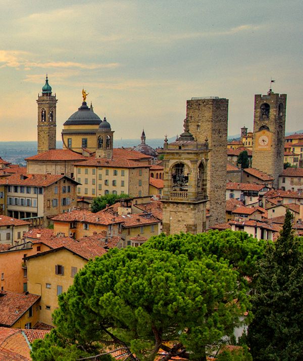 Online and in-person course of the Bergamasque Dialect School, an educational tool to learn the Orobic dialect, explore Bergamasque linguistic and cultural traditions, and rediscover the words of the region.