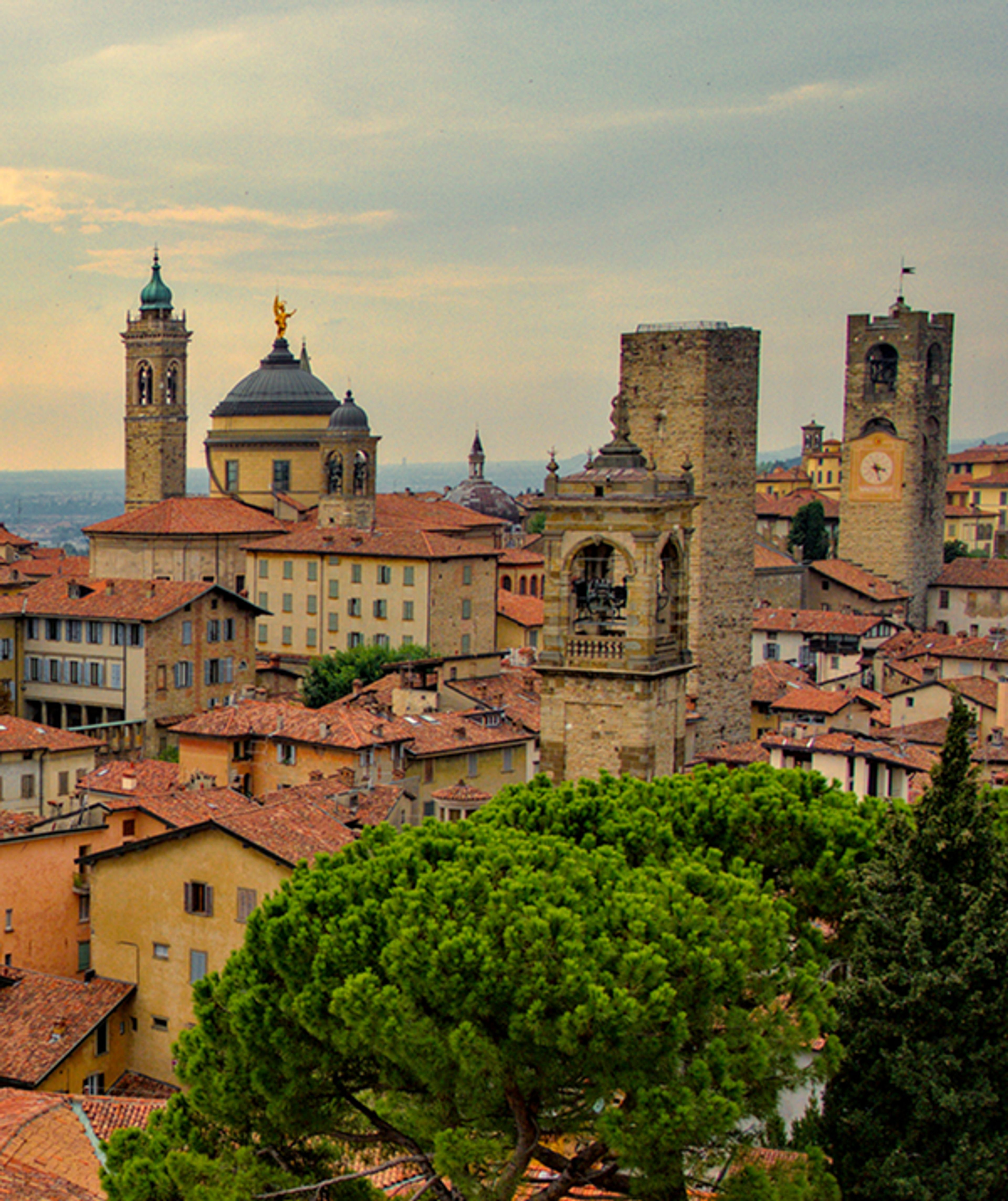 Online and in-person course of the Bergamasque Dialect School, an educational tool to learn the Orobic dialect, explore Bergamasque linguistic and cultural traditions, and rediscover the words of the region.