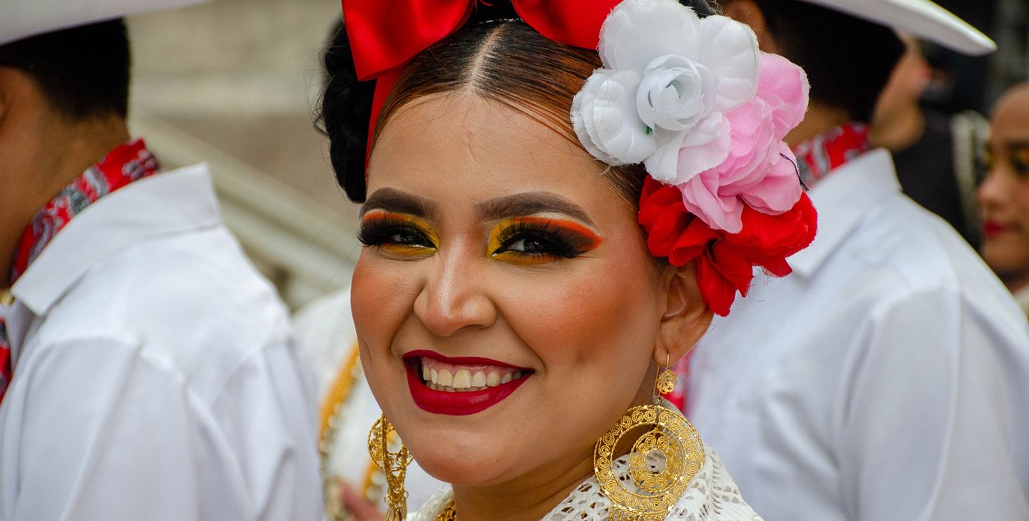 Festival del Folklore e delle Tradizioni di Bergamo, con gruppi folkloristici provenienti da tutto il mondo, vestiti e truccati secondo le proprie tradizioni popolari, mentre si esibiscono in musica e danza davanti al pubblico.