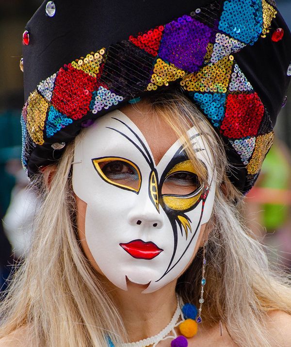 Mid-Lent Festival, Bergamo’s Carnival that for over a century has enlivened the city’s streets with allegorical floats, historic parades, music, and folklore. Promoted by the Ducato di Piazza Pontida, the event celebrates the culture, traditions, and identity of Bergamo, engaging generations of citizens and visitors from all over the world.