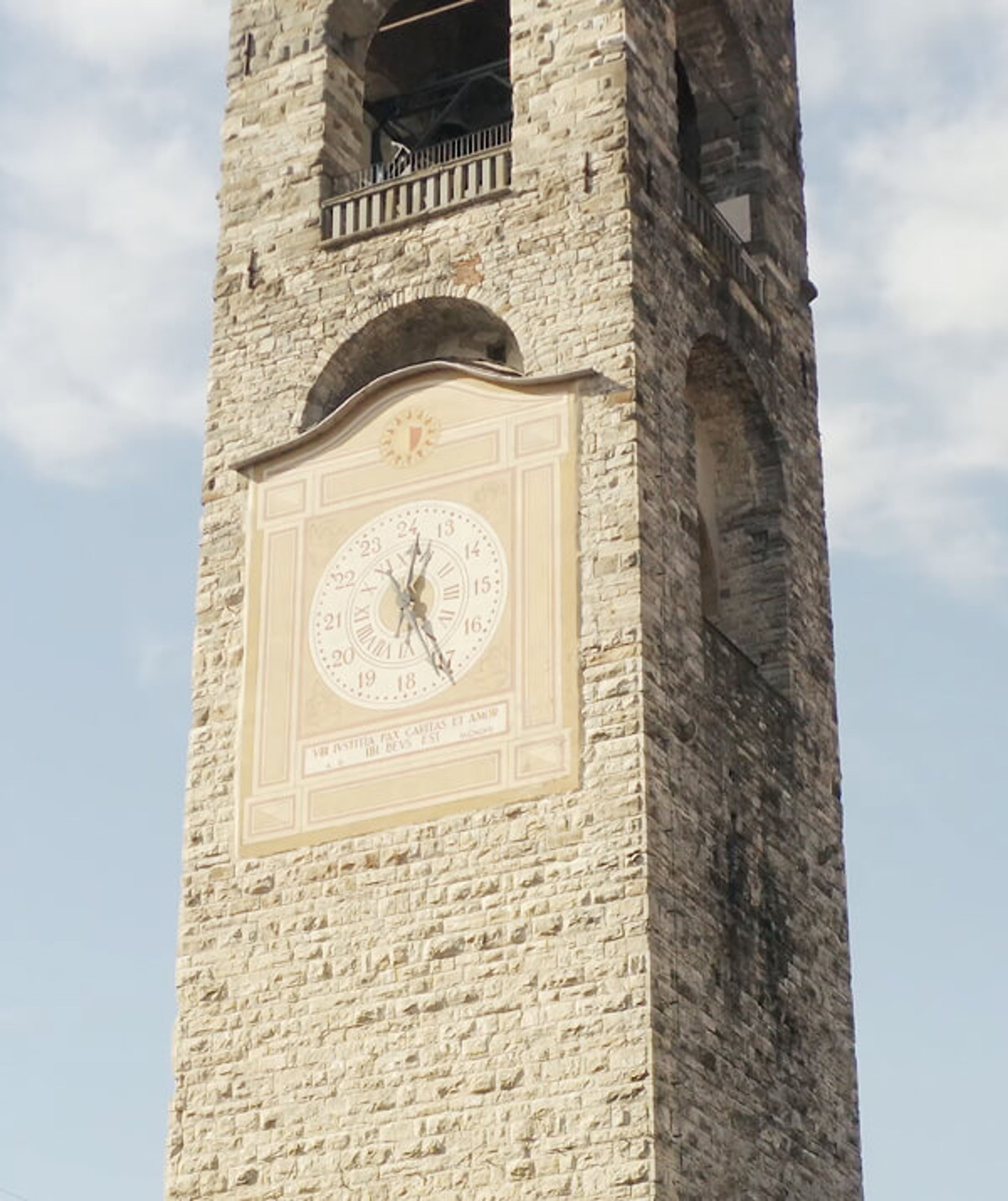 History of the Ducato di Piazza Pontida, a cultural association in Bergamo preserving traditions, art, music, and folklore. Founded in the early decades of the twentieth century by Rodolfo Paris, pianist, poet, and composer of verses in the Bergamasque dialect.