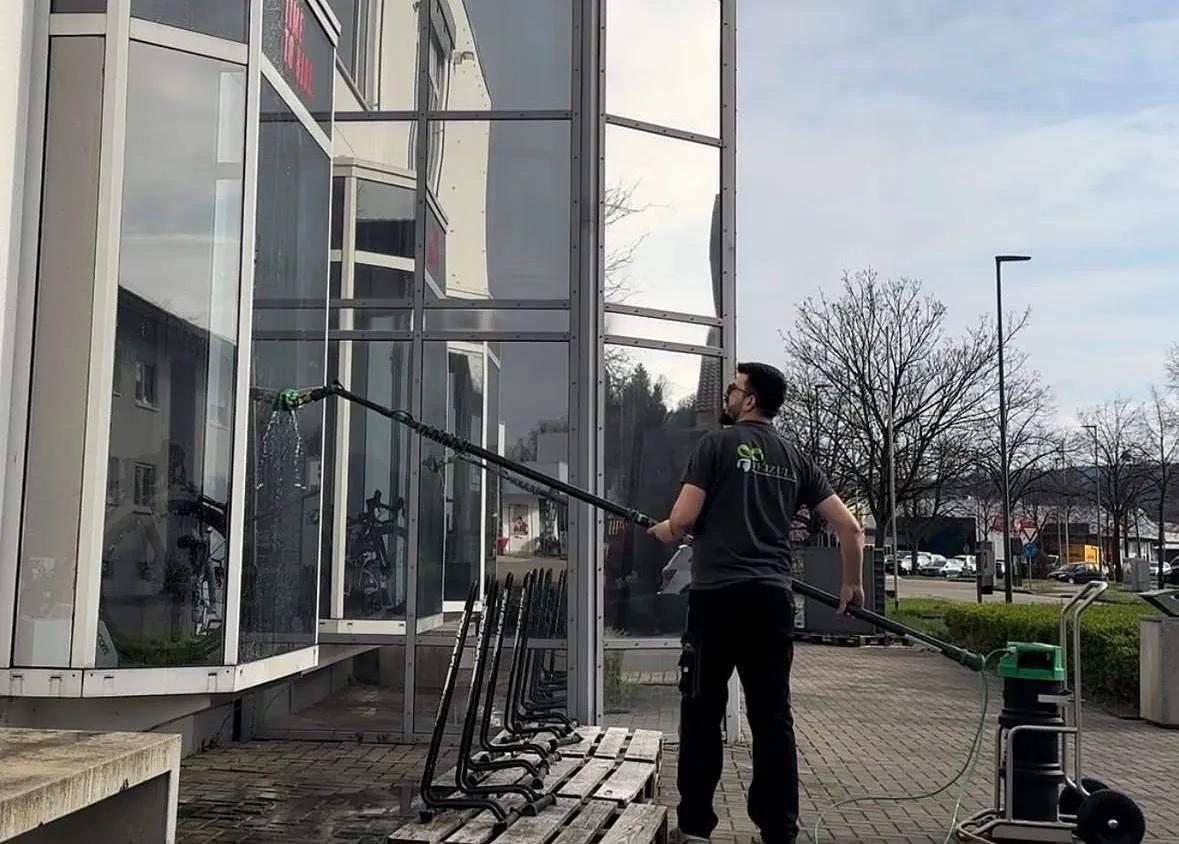 Fensterreinigung (Innen- und Außenreinigung)