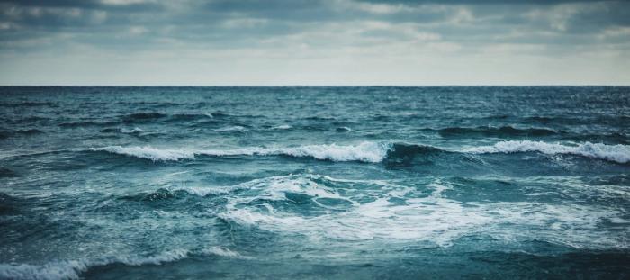 ocean under cloudy blue sky