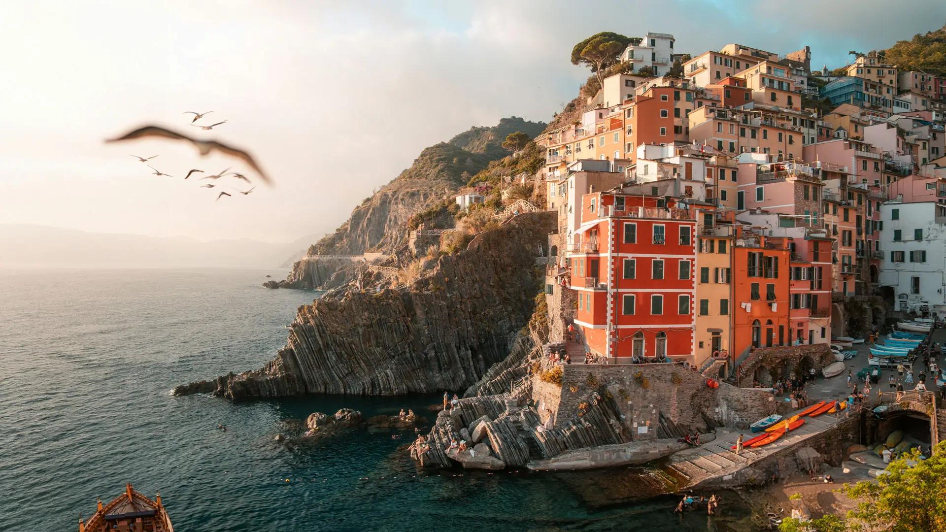 Panorama delle Cinque Terre in una luminosa giornata primaverile con i borghi affacciati sul mare della Liguria.