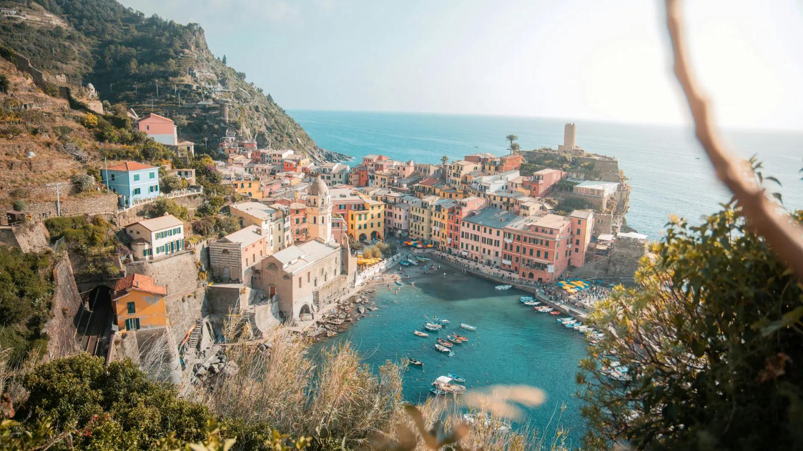 Vista di Vernazza su una scogliera a picco sul mare.