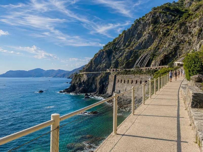 La Via dell’Amore tra Riomaggiore e Manarola con il sentiero a picco sul mare e la costa delle Cinque Terre.