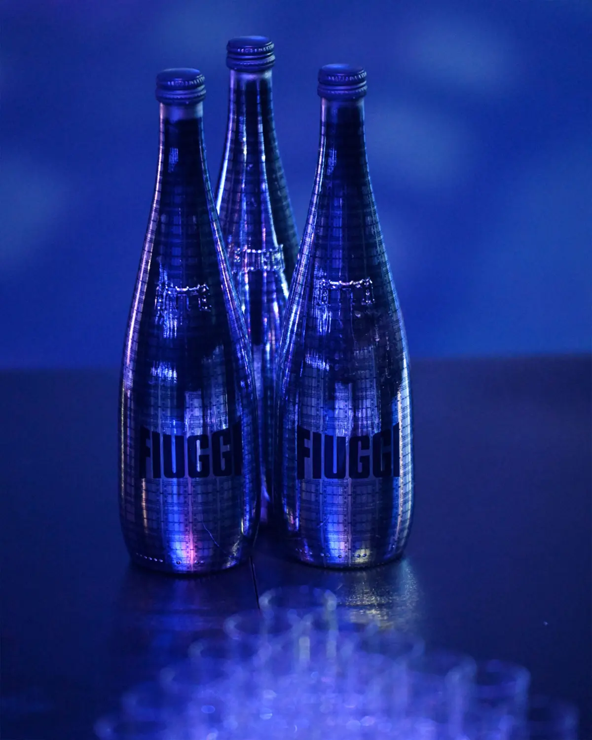 Superficie argentata riflettente della bottiglia Limited Edition, dettaglio dei motivi geometrici