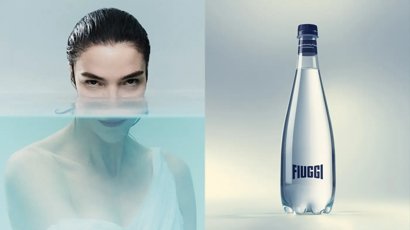 Campagna Fiuggi rispecchia la tua bellezza — bottiglia Premium frizzante con modella