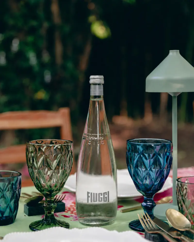 Mise en place di Tavolata con le bottiglie Acqua Fiuggi Luxury