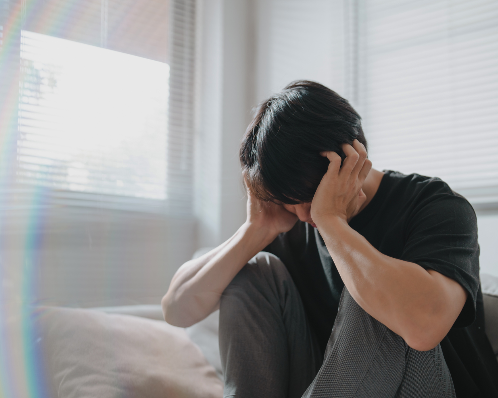 Teenagerin im Stress und überfordert vor ihrem Laptop
