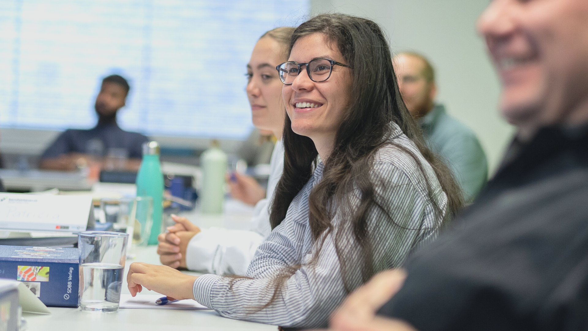 Berufsbildner instruiert seine Lernenden