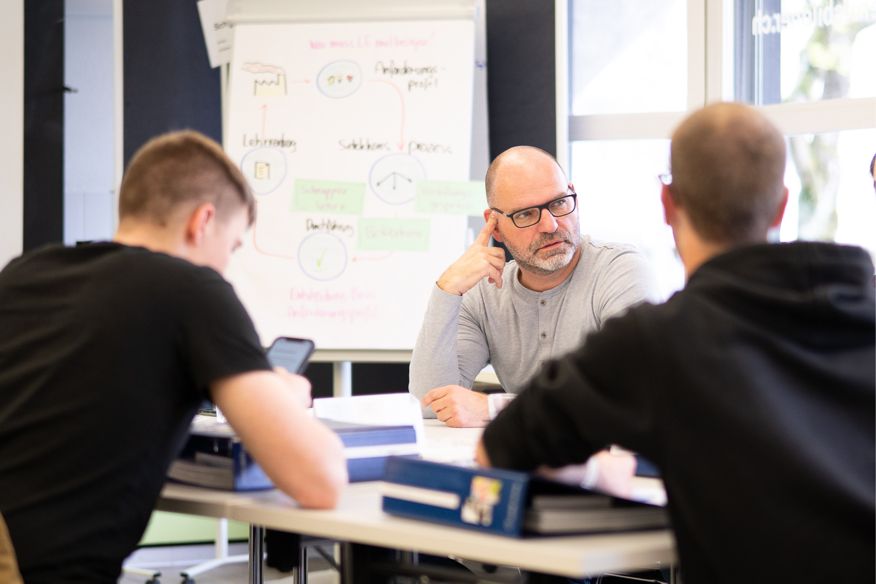 Berufsbilderin tauscht sich digital mit Kollegen aus