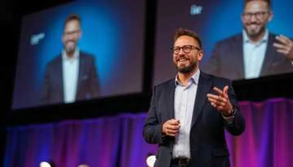 Anders föreläser om AI på scen