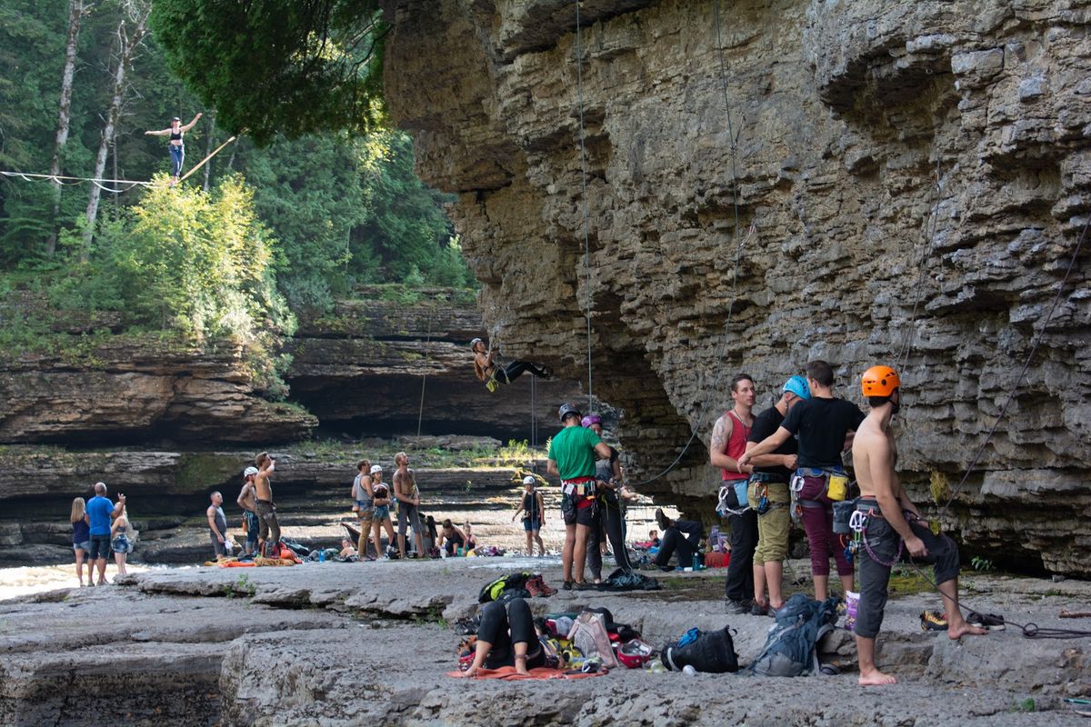 Groupes de gens entrain de faire de l'escalade extérieure.