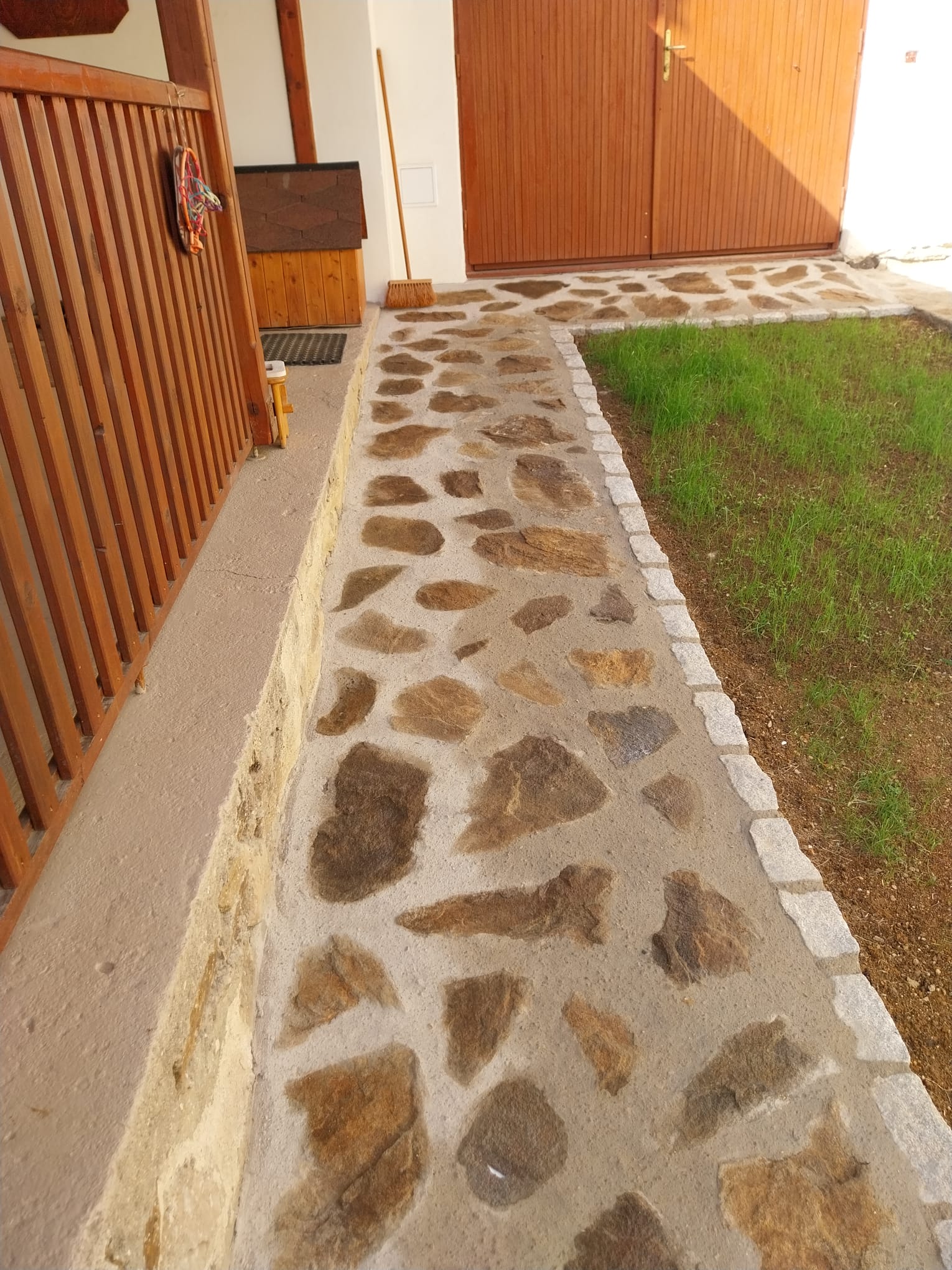 Detail dokončené kamenné dlažby