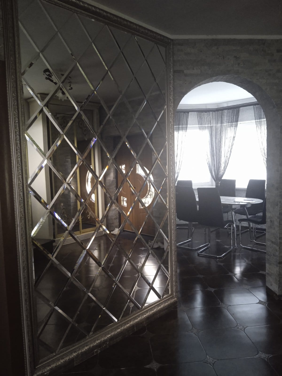 Interiér se zrcadlovou stěnou