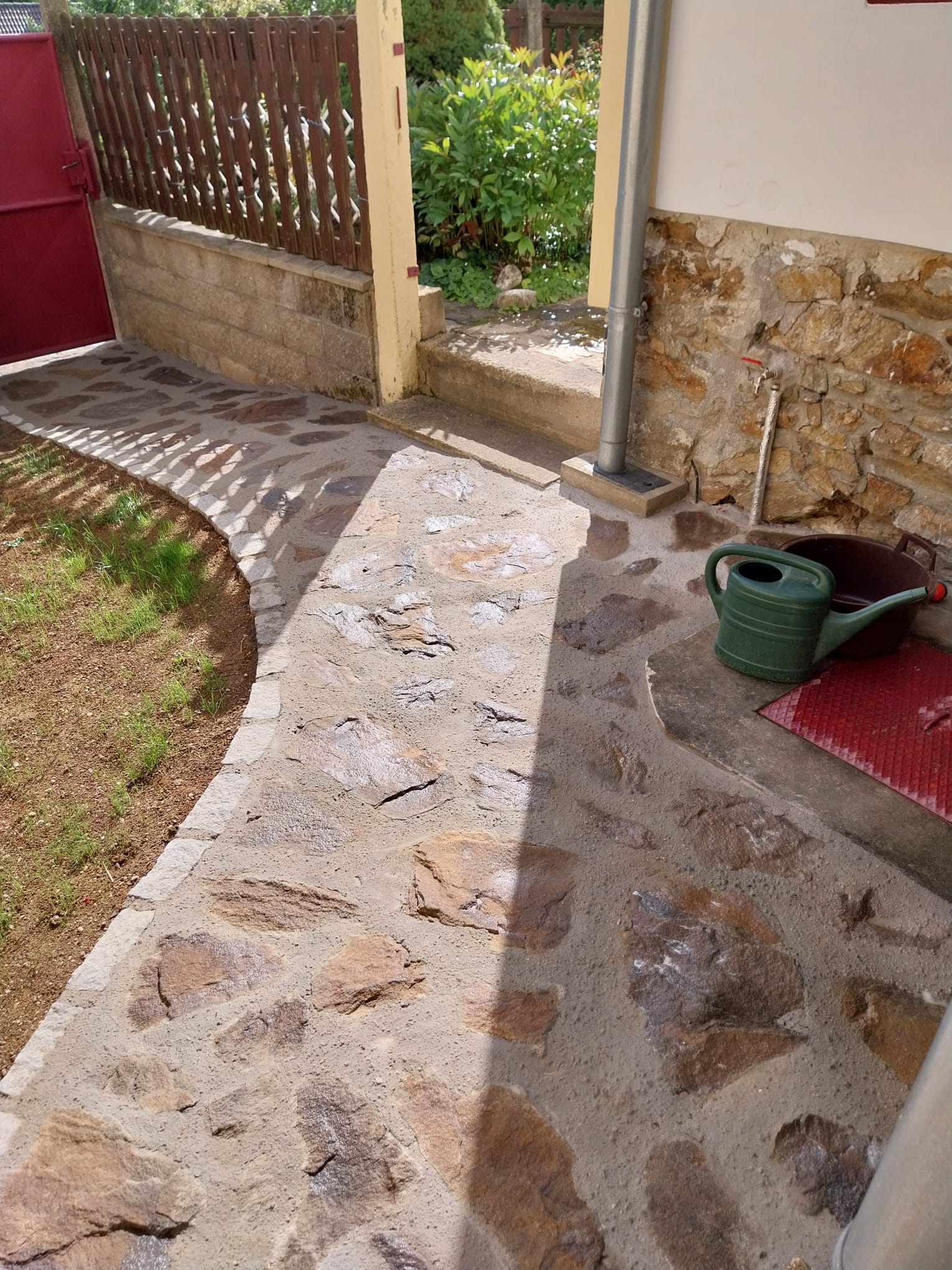 Rozpracovaná kamenná dlažba