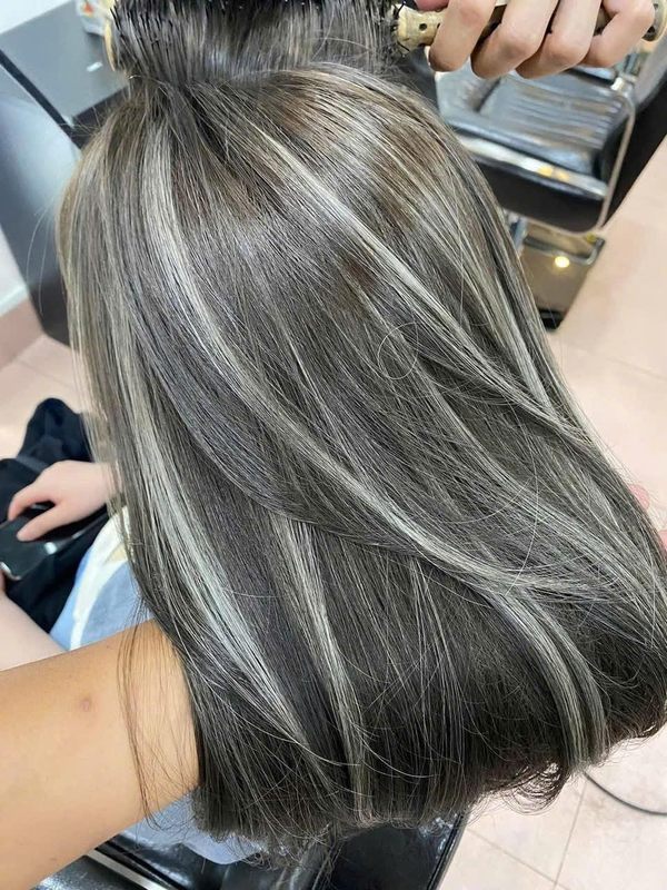 Tóc layer thẳng nhuộm gẩy light highlight khói bạc thời trang cho nữ làm tại Salon Louis Nguyễn Rạch Giá An Giang.
