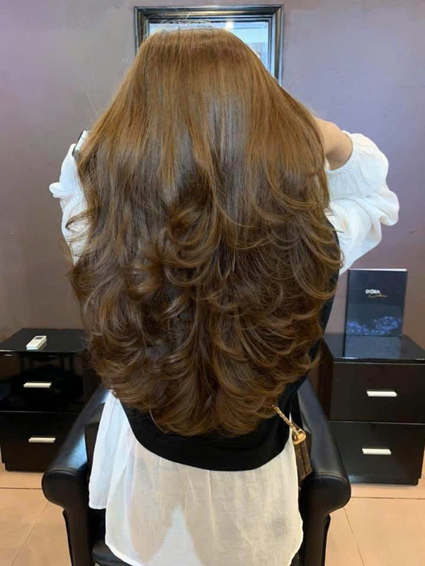 Tóc dài uốn xoăn tầng layer bồng bềnh thời trang cho nữ làm tại Salon Louis Nguyễn Rạch Giá An Giang.