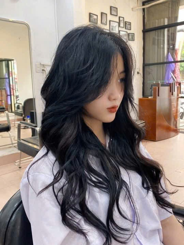 Layer uốn xoăn sóng lơi tại Salon Louis Nguyễn Tại Rạch Giá, An Giang