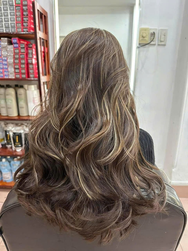 Tóc layer nữ uốn xoăn sóng dài nhuộm gẩy light bạch kim thời trang làm tại Salon Louis Nguyễn Rạch Giá An Giang.