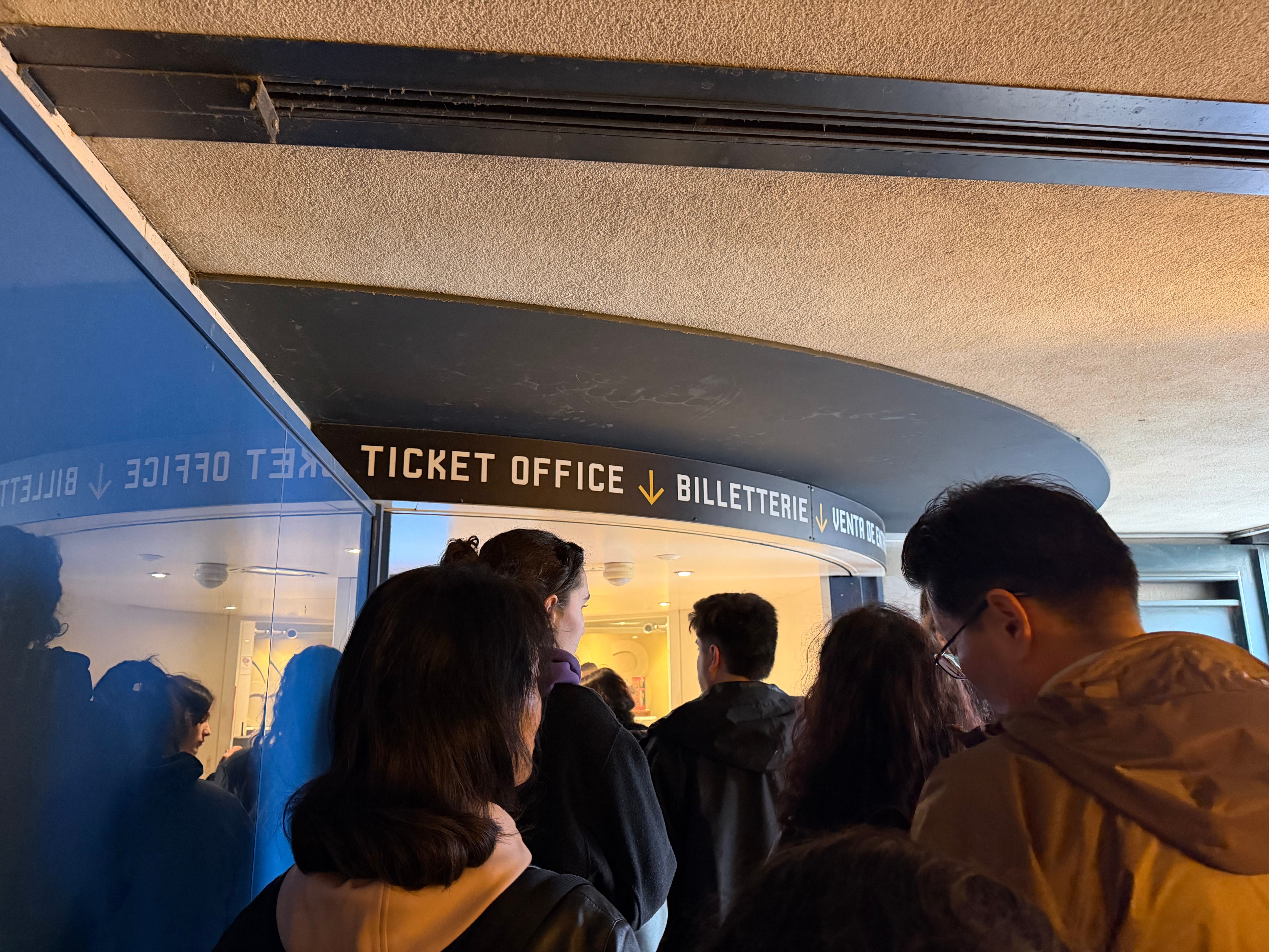 朝一だったからか少し並びました