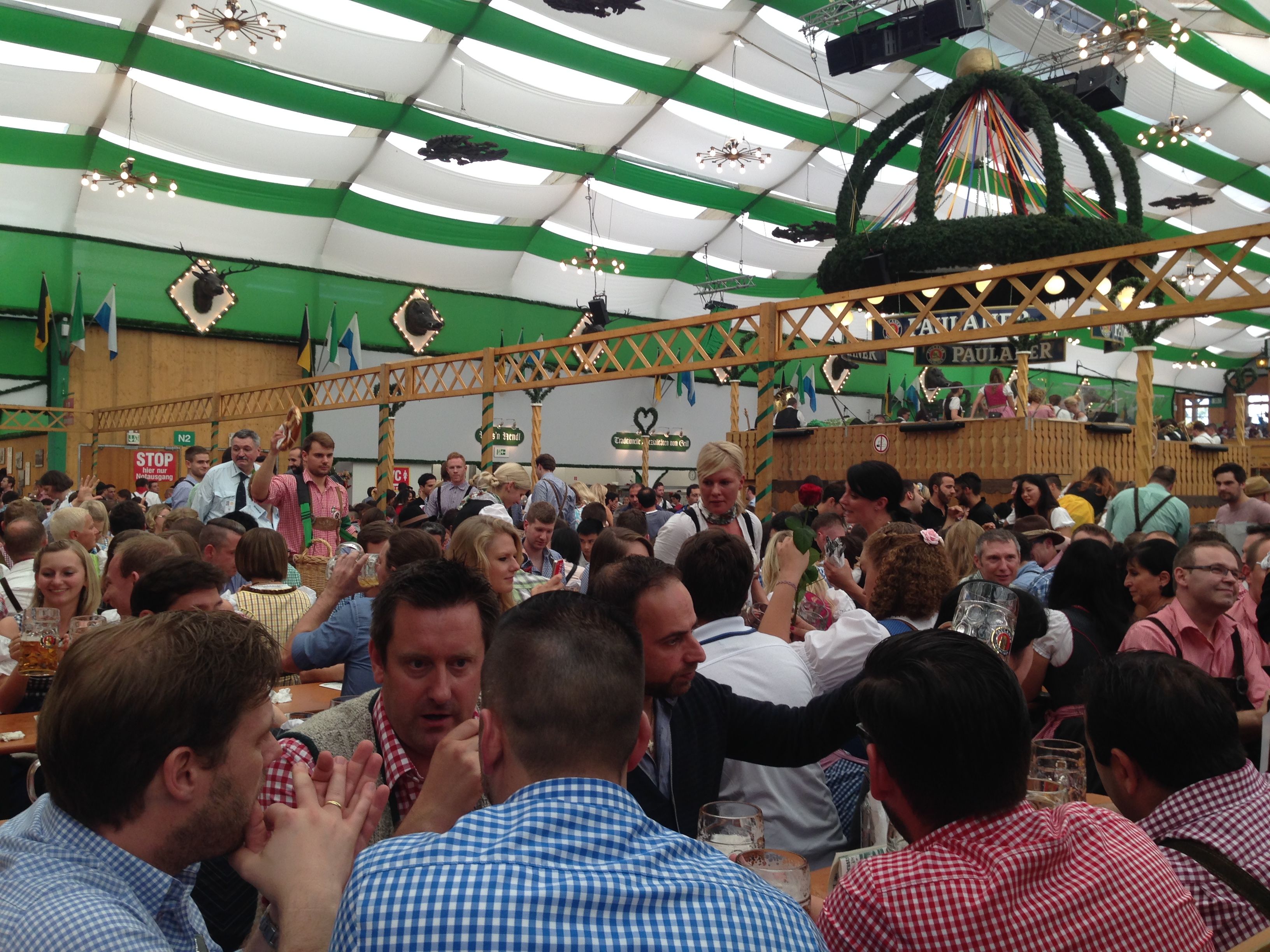 テントの中は大賑わい