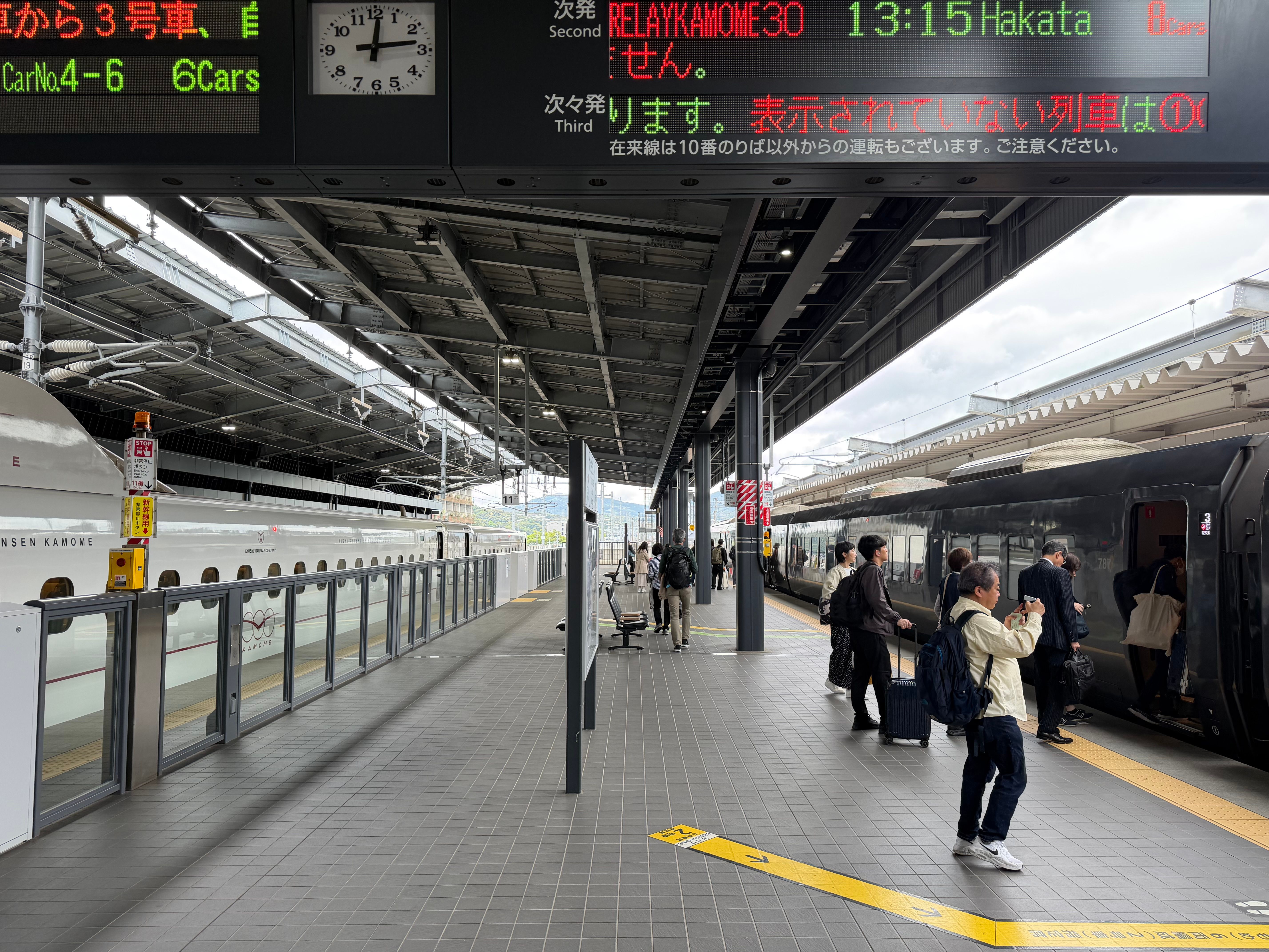 ホームを挟んで乗り換えなので比べれる