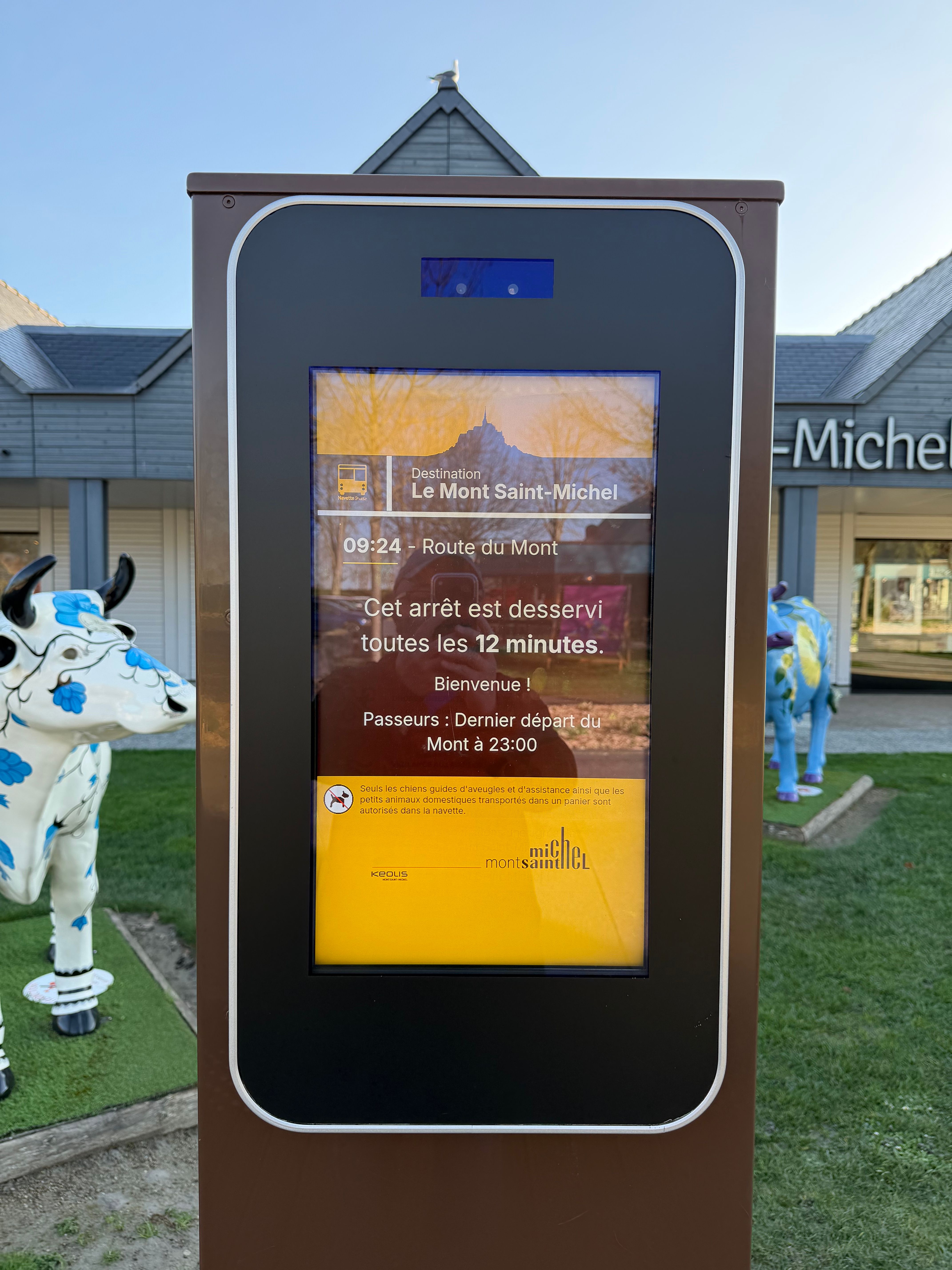 ホテルの前ぐらいにバス停がある