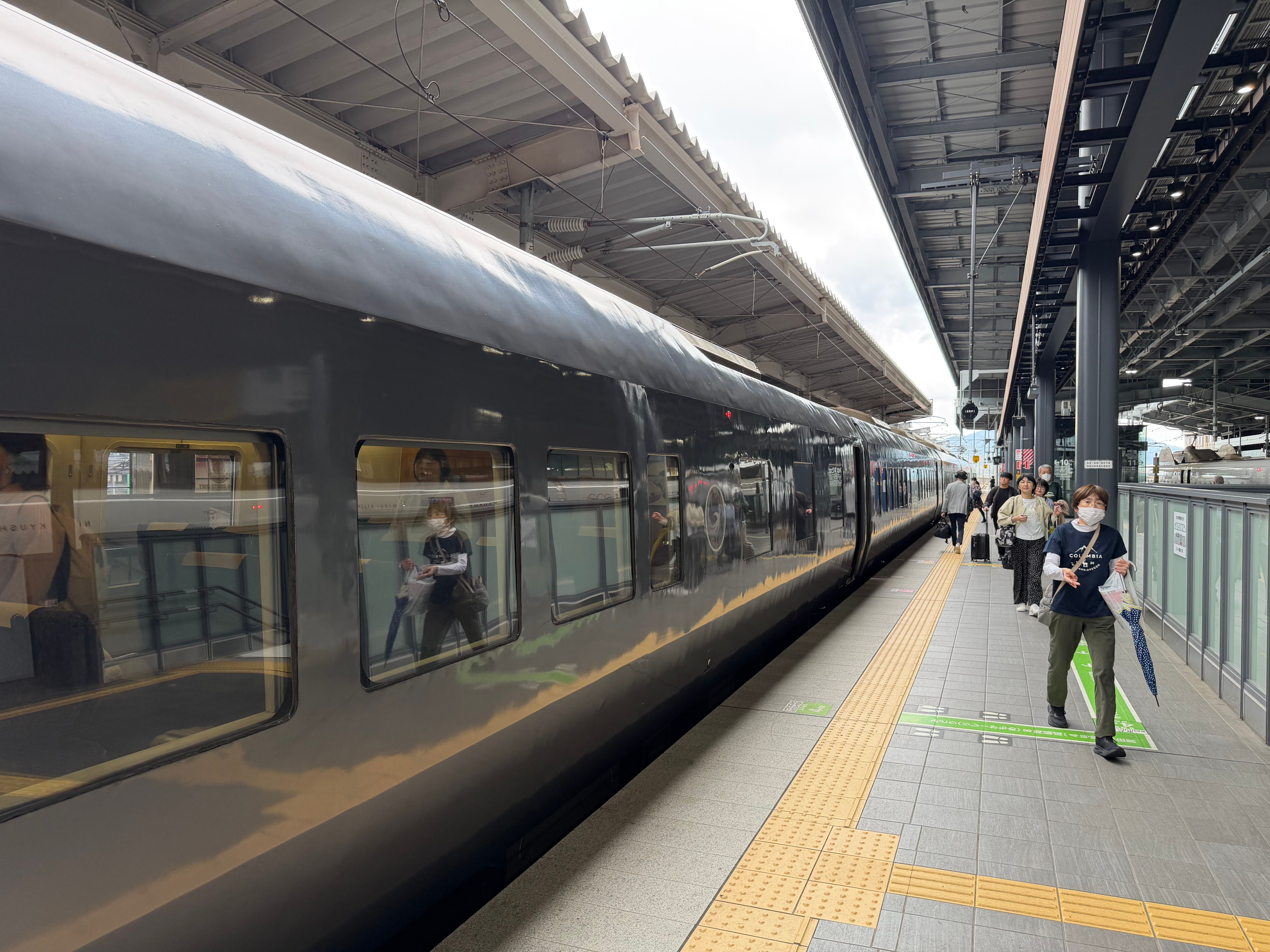 乗り換えとなる電車がホームの反対側に