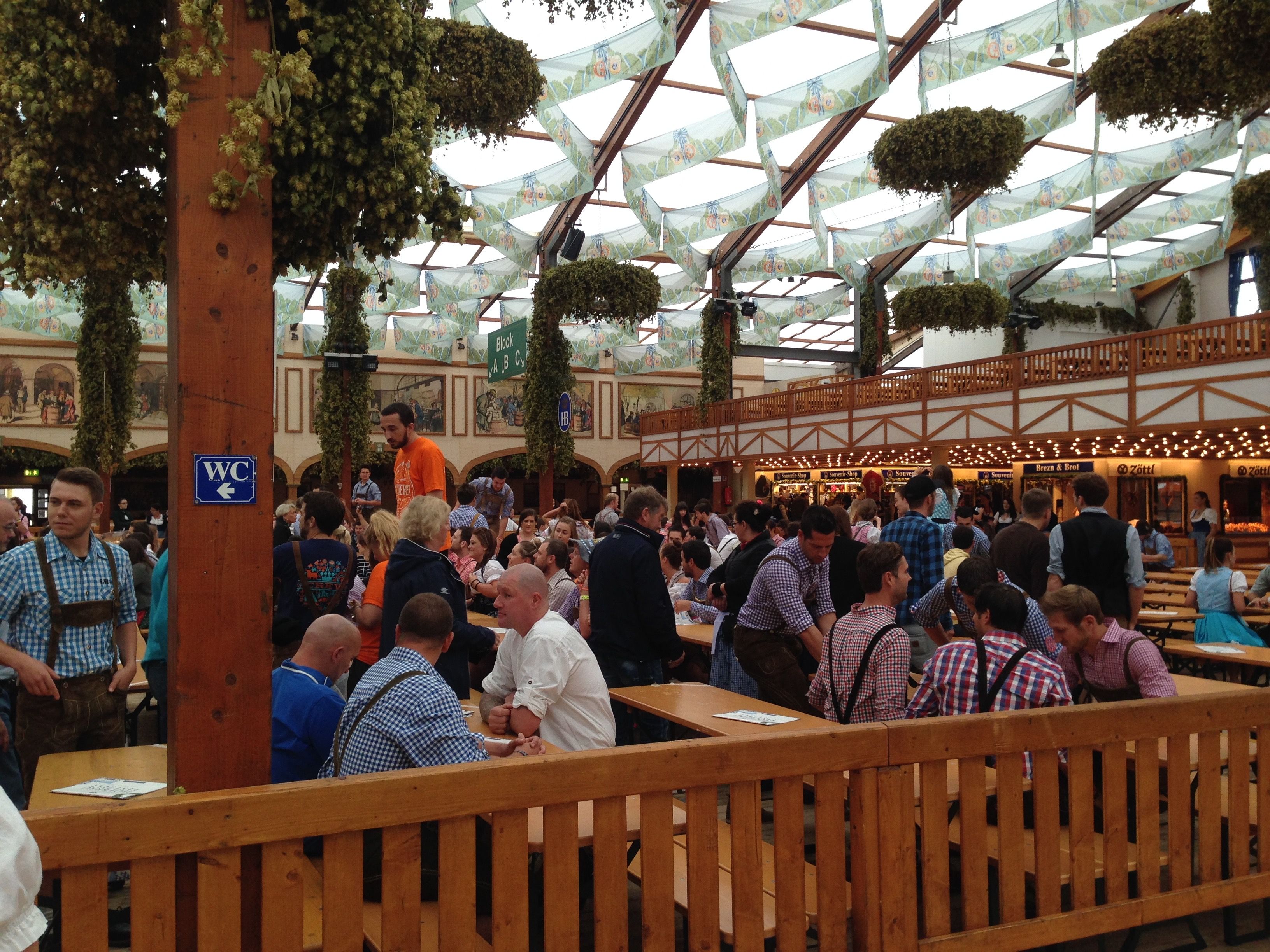 テントの中は昨日よりは空いている