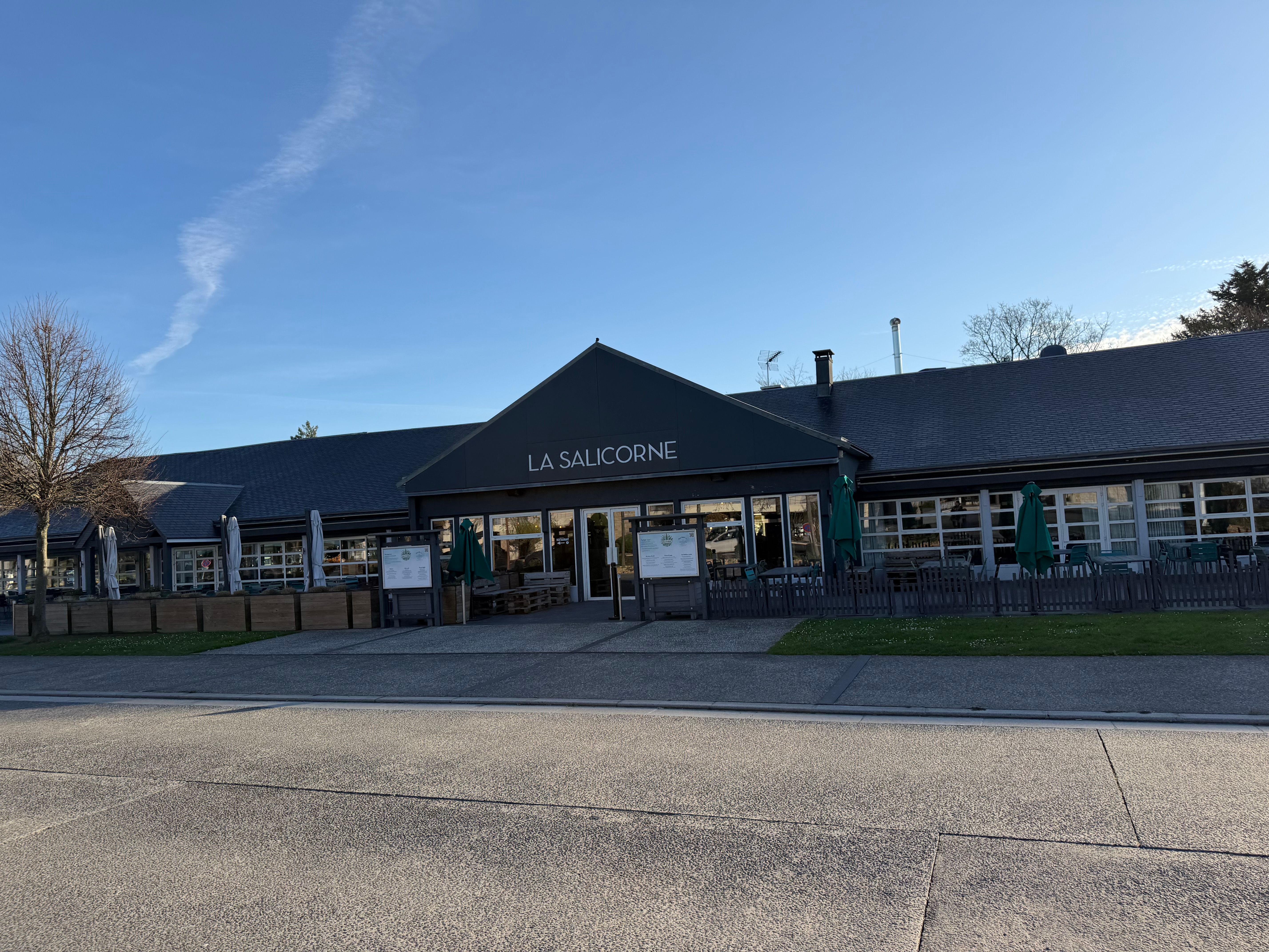 ホテルの正面にあるレストランは 18:30 からディナー