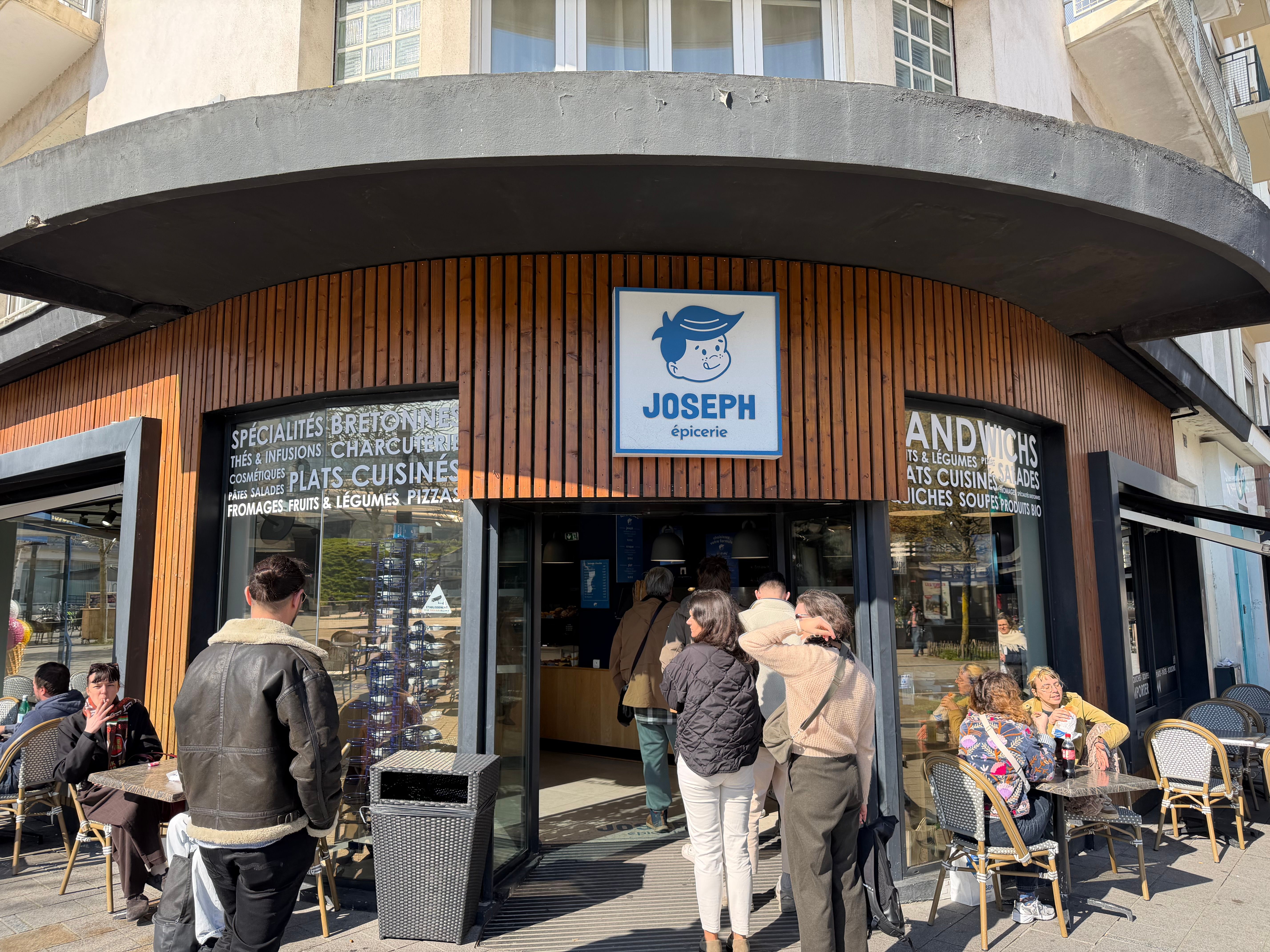 駅前でサンドイッチを購入