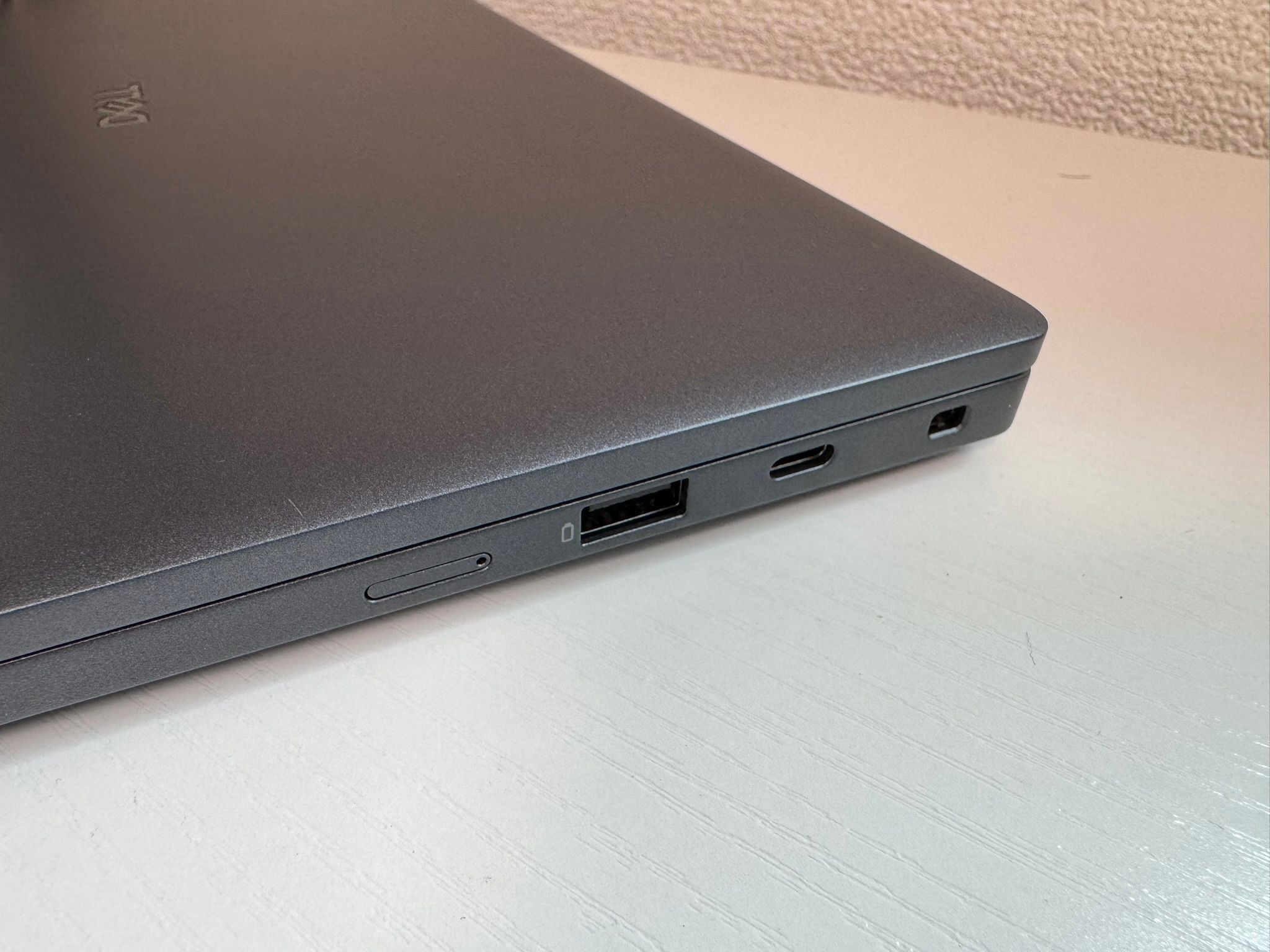 SIM スロットあり（でも eSIM で構成）